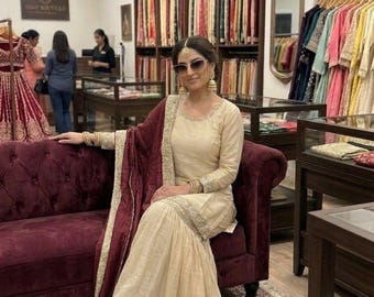 Set Gharara in viscosa crema / Dupatta in pizzo ricamato marrone, Sequenza Kurti