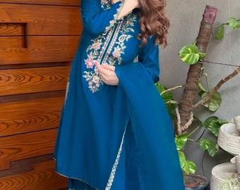 Completo kurta in crêpe francese ricamato con dupatta in seta e pantaloni Farshi