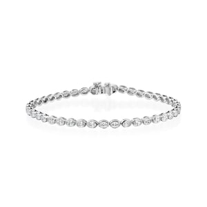 Könnte beinhalten: Ein silbernes Armband mit ovalen Edelsteinen, die in einer Reihe angeordnet sind. Das Armband hat einen Verschluss und wird vor einem weißen Hintergrund präsentiert. Das Design ist elegant und für formelle Anlässe geeignet. Die Steine sind ca. 0,5 cm lang.