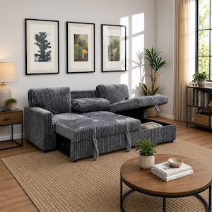 Pode incluir: Um sofá seccional de veludo canelado cinza com função de cama extraível. O sofá está em uma sala de estar com obras de arte emolduradas, uma mesa de centro redonda e um tapete tecido. O sofá tem um compartimento de armazenamento e uma almofada.