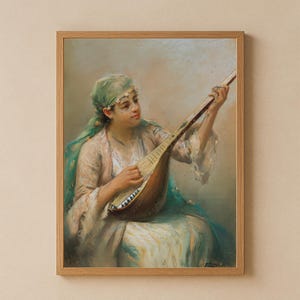 Op de afbeelding: Een ingelijst schilderij van een vrouw die een luit bespeelt. Ze draagt een groene hoofddoek en een lichtgekleurde jurk. Het kunstwerk heeft een zachte, klassieke stijl met gedempte kleuren en een focus op de muzikant.