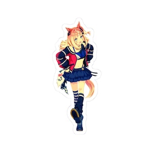 Puede incluir: Una pegatina con un personaje de estilo anime con cabello rubio, orejas de gato y una cola. El personaje lleva una chaqueta roja, top azul y falda, con botas negras y azules. La pegatina tiene un fondo blanco.