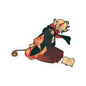 Peut inclure: Autocollant représentant une figure agenouillée en tenue japonaise traditionnelle. La figure a des cheveux blonds avec des accents rouges et porte une robe noire avec des motifs floraux orange et rouges. Un petit livre ouvert est à proximité.