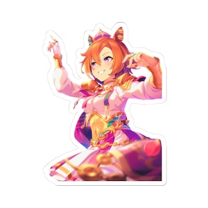 以下が含まれることがあります： オレンジ色の髪をしたアニメスタイルのキャラクターのダイカットステッカー。白と紫の衣装に金の鎧のアクセント、王冠、宝石を身に着けています。キャラクターは腕を上げて微笑んでいるポーズをとっており、白い背景に配置されています。