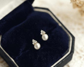 Pendientes de perlas chapados en oro de 14 quilates, delicada joyería minimalista con perlas de concha (incluyen tapones para las orejas a juego de plata de ley 925).