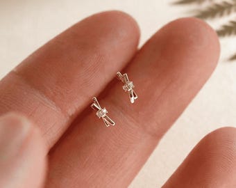 Pendientes de botón con forma de lazo pequeño y circonita, pendientes minimalistas con cruz brillante para mujer (incluyen tapones para las orejas a juego de plata de ley 925).
