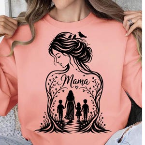 Może przedstawiać: Brzoskwiniowa bluza z czarną grafiką przedstawiającą kobietę z napisem "Mama" i sercem. Grafika zawiera sylwetki matki i dzieci, z ptakami na górze.
