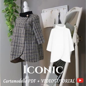 Può includere: Un cappotto in tweed con colletto nero e un singolo bottone dorato è esposto su un manichino. Viene mostrato anche un cappotto bianco. La parola "ICONIC" è visualizzata in grandi lettere bianche. Il testo "Cartamodello PDF + VIDEOTUTORIAL" è sottostante.