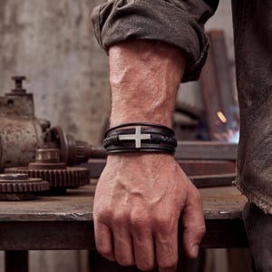 Kors i rostfritt stål, moderiktigt armband, flerskiktat vävt läderarmband