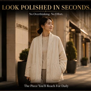 Può includere: Una giacca trapuntata color crema con collo a scialle e due grandi tasche frontali applicate. Il testo recita: LOOK POLISHED IN SECONDS. No Overthinking. No Effort. The Piece You'll Reach For Daily. La giacca è indossata sopra un top color crema abbinato.