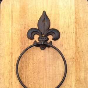 Toallero de aro de hierro fundido Fleur Dis Lis estilo rústico francés de Nueva Orleans