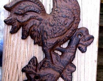 Gancho de pared de hierro fundido con forma de gallo, decoración rústica de granja.