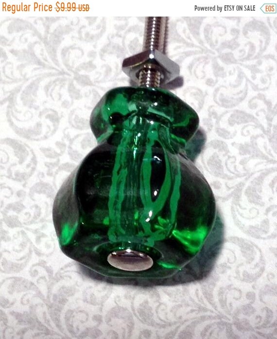 On Set Of 2 Emerald Green Glass Cabinet Knobs Antique Depression Era Drawer Pulls Vintage Furniture Restoration Retro Shabby Chic