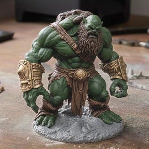 Könnte beinhalten: Detaillierte, handbemalte grüne Fantasy-Figur eines muskulösen Orks mit braunem Bart, goldener Rüstung und Ledergeschirr. Der Ork steht auf einem grauen Sockel, umgeben von Malutensilien und einem 3D-Drucker.