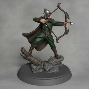 Pode incluir: Figura detalhada de um arqueiro com túnica verde, capa castanha e capacete prateado, a puxar um arco. A figura está sobre uma base com rochas e um tronco. O arco tem uma flecha prateada.