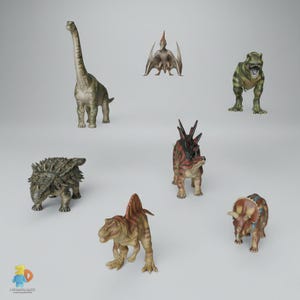 Puede incluir: Una colección de juguetes de dinosaurios, incluyendo un Braquiosaurio de cuello largo, un Pterodáctilo, un Tiranosaurio Rex, un Anquilosaurio, un Estiracosaurio, un Espinosaurio y un Triceratops. Los dinosaurios son de varios colores.