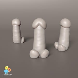 Può includere: Tre sculture falliche biancastre sono disposte su una superficie grigia. Le sculture variano leggermente per dimensioni e posa, con forme arrotondate e dettagli. L'illuminazione crea ombre sottili, evidenziando le forme. L'estetica generale è minimalista e moderna.