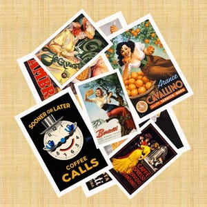 Puede incluir: Una colección de impresiones publicitarias de estilo vintage. Las impresiones presentan ilustraciones y texto coloridos, incluyendo imágenes de naranjas, café y mujeres. Las impresiones están dispuestas sobre una superficie texturizada de color marrón claro.