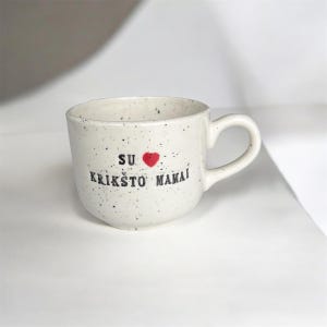 Könnte beinhalten: Ein Set aus drei Keramikbechern mit gesprenkelter, matter Oberfläche. Die Becher sind in Creme-, Hellbraun- und Dunkelbrauntönen gehalten. Jeder Becher hat ein schlichtes, minimalistisches Design.