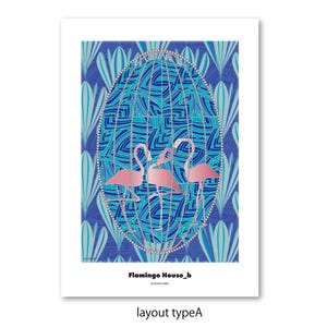 以下が含まれることがあります： 青とターコイズの模様の背景に、楕円形の檻の中に3羽のピンクのフラミンゴが描かれたプリント。 檻は真珠の列で縁取られ、背景には繰り返しの葉のデザインがあります。 下部には「Flamingo House_b」と「layout typeA」の文字があります。