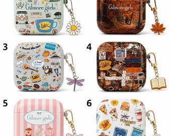 Pode incluir: Seis capas protetoras quadradas para fones de ouvido sem fio, cada uma com gráficos exclusivos com o tema Gilmore Girls, incluindo texto, paisagens de outono e ícones como xícaras de café, livros e veículos, com pingentes de metal anexados.