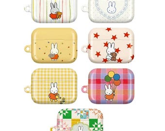 Pode incluir: Sete capas protetoras retangulares para auriculares sem fios, cada uma com a personagem coelho Miffy. Os designs incluem riscas verticais, um coração com laço, amarelo sólido, estrelas vermelhas, xadrez amarelo, xadrez colorido com balões e um padrão de patchwork.