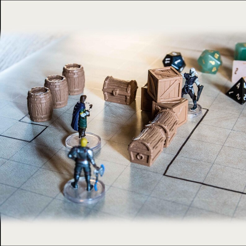 Puede incluir: Una escena de juego de rol de mesa con figuras en miniatura, barriles, cajas y cofres del tesoro. Las figuras est&aacute;n sobre bases transparentes, y los dados est&aacute;n esparcidos por el tablero de juego. La escena est&aacute; ambientada sobre una superficie cuadriculada.