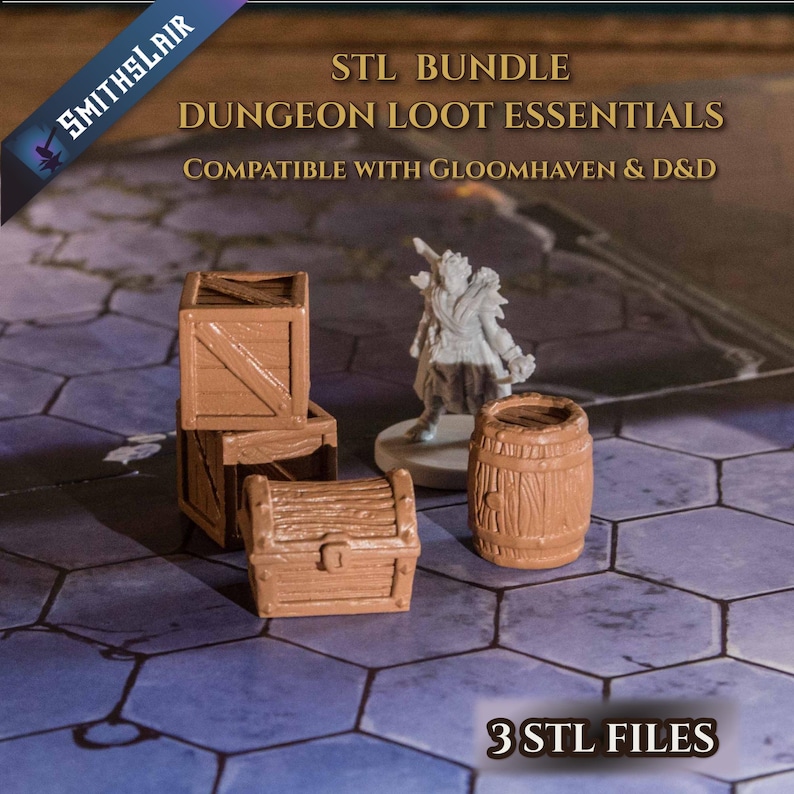 Puede incluir: Un conjunto de accesorios de mazmorra marrones impresos en 3D, que incluyen cajas, un cofre del tesoro, un barril y una figura en miniatura. El texto dice "STL BUNDLE DUNGEON LOOT ESSENTIALS COMPATIBLE WITH GLOOMHAVEN & D&D" y "3 STL FILES".