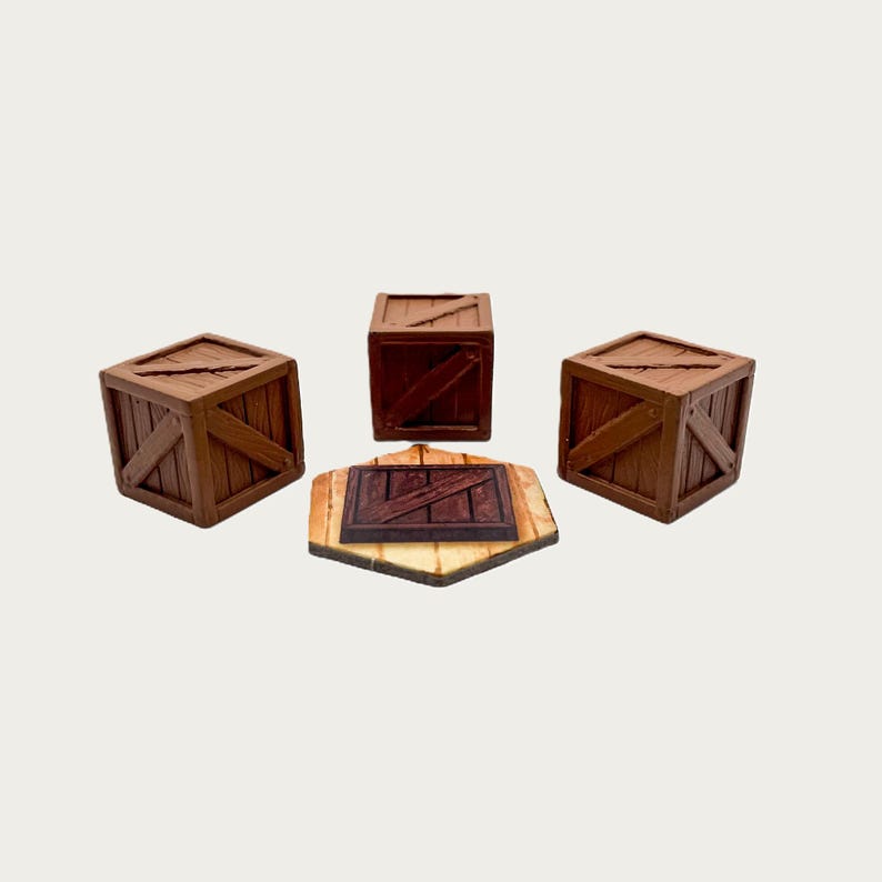 Puede incluir: Cuatro cajas de madera en miniatura y una plataforma hexagonal de madera. Las cajas son marrones con detalles en marr&oacute;n oscuro y soportes en forma de cruz. La plataforma es de color marr&oacute;n claro con un cuadrado marr&oacute;n oscuro en el centro.