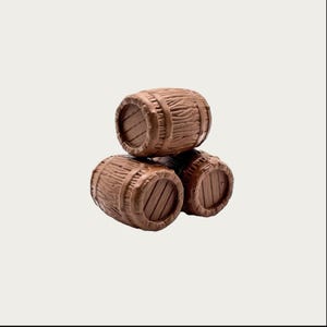 Puede incluir: Tres peque&ntilde;os barriles de madera marr&oacute;n apilados en forma triangular. Cada barril tiene una textura detallada de vetas de madera y una abertura circular en la parte delantera. Los barriles son de color marr&oacute;n medio.