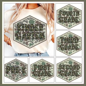 Könnte beinhalten: Ein beiges T-Shirt mit einem großen sechseckigen Design mit der Aufschrift "KINDERGARTEN" in einem Tarnmuster. Zusätzliche Sechsecke zeigen "PRE-K", "FIRST GRADE", "SECOND GRADE", "THIRD GRADE" und "FOURTH GRADE". Das T-Shirt wird von einer Person getragen.