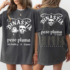 Peso Pluma Dinastia Tito Double P & Friends Graphic T-shirt, Peso Pluma Vintage 2-sidig T-shirt, Dinastia Graphic T-shirt, Sweatshirt, Hoodie