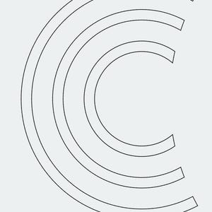 Può includere: Grafica in bianco e nero di un design semicircolare stilizzato. Il design è composto da diversi archi concentrici, con una base rettangolare e una piccola croce rossa in basso.