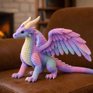 Può includere: Un drago all'uncinetto dai colori pastello. Il drago fatto a mano presenta ali, corna e una lunga coda. I colori includono viola, blu, rosa e giallo. Il drago è posizionato su una superficie marrone, con un design dettagliato.