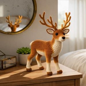 Puede incluir: Una figura de ciervo de ganchillo hecha a mano con cuerpo marrón, vientre y patas color crema y grandes cuernos. El ciervo tiene ojos negros y una cola blanca. Un complemento encantador para la decoración del hogar.