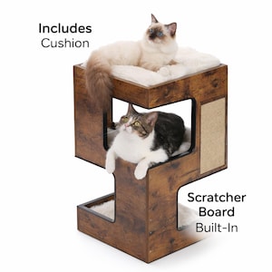 Pu&ograve; includere: Un albero per gatti a due livelli con finitura in legno marrone scuro. Il livello superiore include un cuscino bianco e un gatto vi riposa sopra. Il livello inferiore ha un gatto all'interno. Il testo dice "Includes Cushion" e "Scratcher Board Built-In".