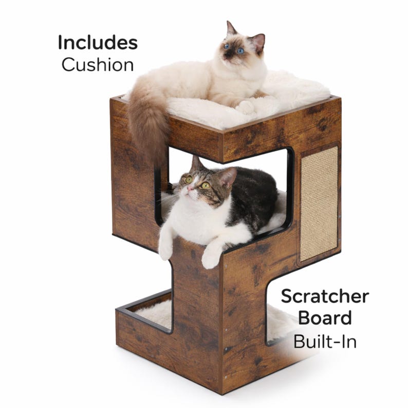 Pu&ograve; includere: Un albero per gatti a due livelli con finitura in legno marrone scuro. Il livello superiore include un cuscino bianco e un gatto vi riposa sopra. Il livello inferiore ha un gatto all'interno. Il testo dice "Includes Cushion" e "Scratcher Board Built-In".