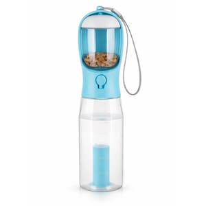 Puede incluir: Una botella de agua azul y transparente para mascotas con un compartimento para comida. La sección superior contiene comida seca para mascotas, mientras que la inferior contiene agua. Se adjunta una correa gris para transportar. La botella tiene un botón azul y un filtro azul.