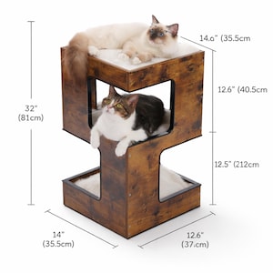 Pu&ograve; includere: Un albero per gatti a due livelli con finitura in legno marrone scuro. Il livello superiore ha un letto in peluche bianco, con un gatto che vi riposa sopra. I livelli centrali e inferiori hanno anche letti in peluche. L'albero per gatti &egrave; alto 81 cm.