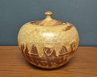 Vaso in ceramica brutalista vintage con coperchio - Vaso in gres fatto a mano di metà secolo - Decorazione tribale terrosa - Vaso in ceramica con incisioni geometriche