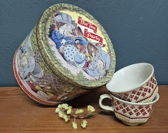 Lata de galletas vintage de Alicia en el País de las Maravillas "La fiesta del té" - Sombrerero Loco, Liebre de Marzo y Gato de Cheshire - Caja redonda de metal de colección