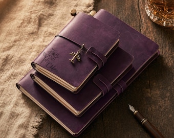 Personlig återfyllningsbar läderjournal A5, anteckningsboksomslag med gravyr på födelseblomma, lila resejournal A6, resepresent till honom och henne