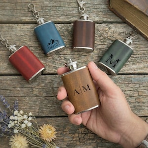 Gepersonaliseerde mini leren fles sleutelhanger, 2OZ gegraveerde zakkolf, volnerfleer, bruidsjonkers cadeau voor hem, getuige huwelijksfeest