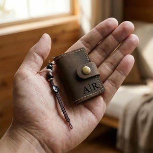 Personlig liten lädernyckelring i anteckningsbok, handgjord väskberlock, graverad nyckelring, presenter till honom och henne, presenter till marskalkar, bokälskare