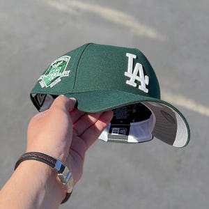 Può includere: Un set di tre tazze in ceramica con finitura opaca e macchiettata. Le tazze sono nei toni del crema, grigio chiaro e grigio scuro. Ogni tazza ha un design semplice e minimalista, ideale per caffè o tè.