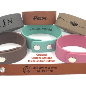 Regalo de sobriedad para hombres / Regalo AA para mujeres / Pulsera de cuero vegano personalizada / Un día a la vez / Regalo de inspiración / Ánimo / Recuperación