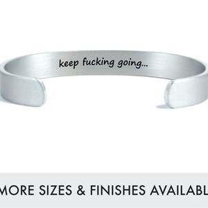 Sigue adelante... / Cita afirmativa / Regalo motivacional / Pulsera personalizada con mensaje oculto grabado de 3/8" / Regalo para el mejor amigo