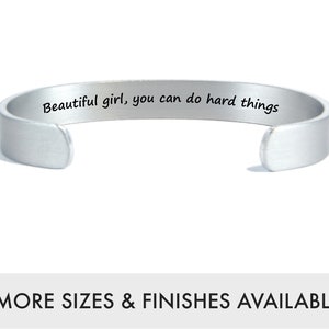 Hermosa niña, puedes hacer cosas difíciles / Cita afirmativa / Regalo motivacional / Pulsera con mensaje oculto grabado / Inspiración para una amiga
