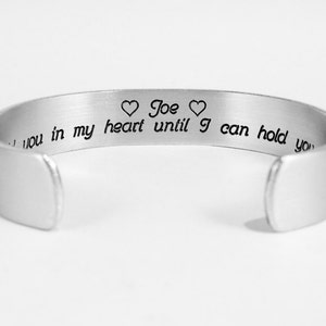 Ter nagedachtenis aan | Ter nagedachtenis aan | Cadeaus voor rouwverwerking | Ik zal je in mijn hart vasthouden totdat ik je in de hemel kan vasthouden | Zilveren berichtenarmband