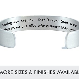 Regalo de cumpleaños / Hoy eres tú Eso es más cierto que la verdad No hay nadie vivo que sea más tú que tú / Pulsera de la amistad personalizada